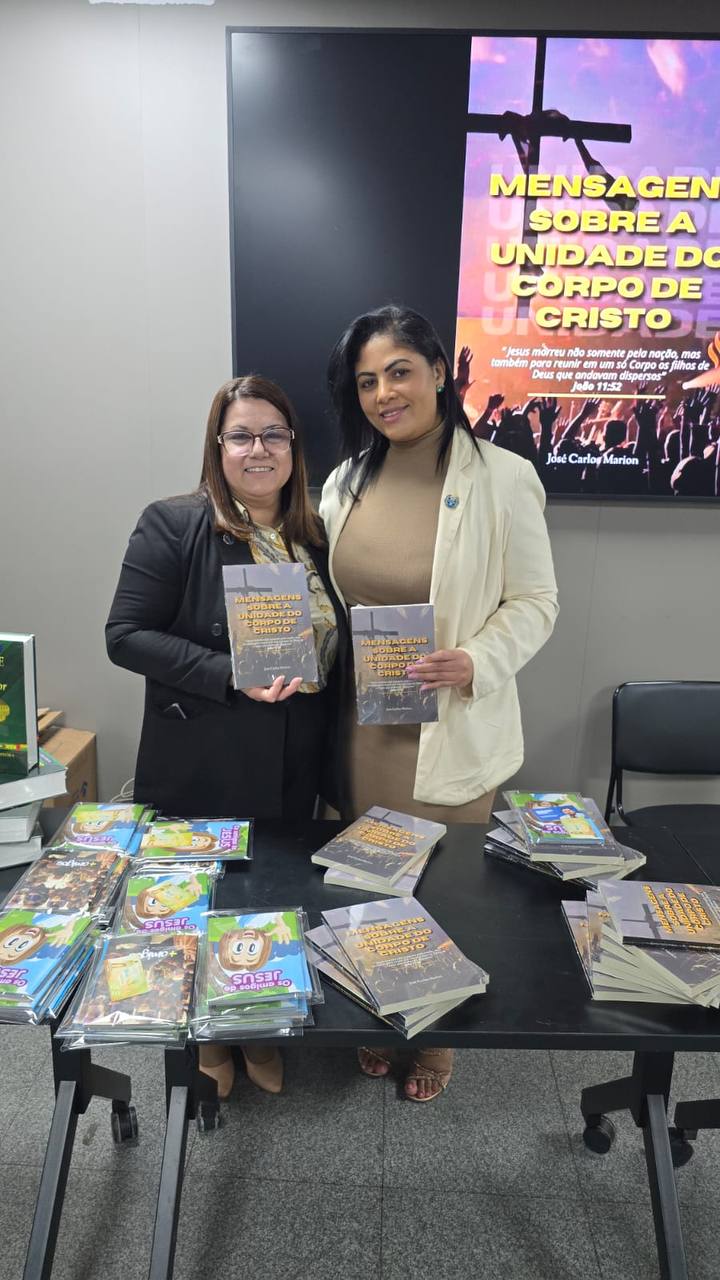 Jéssica com livros